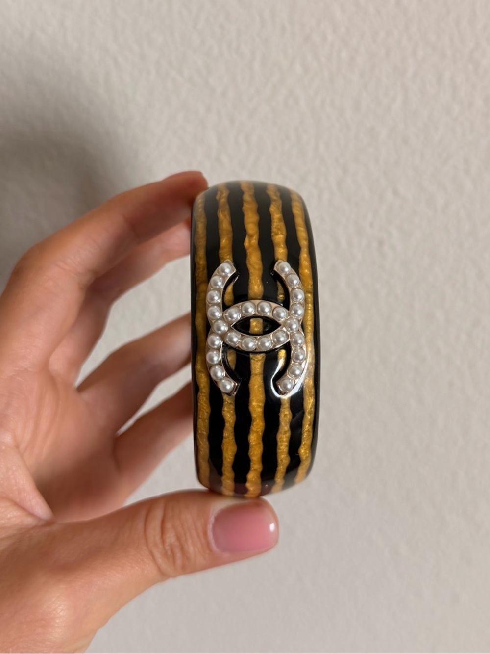 🖤Chanel CC Pearl Logo Resin Bangle Bracelet Black & Gold💛 - Picture 8 of 12